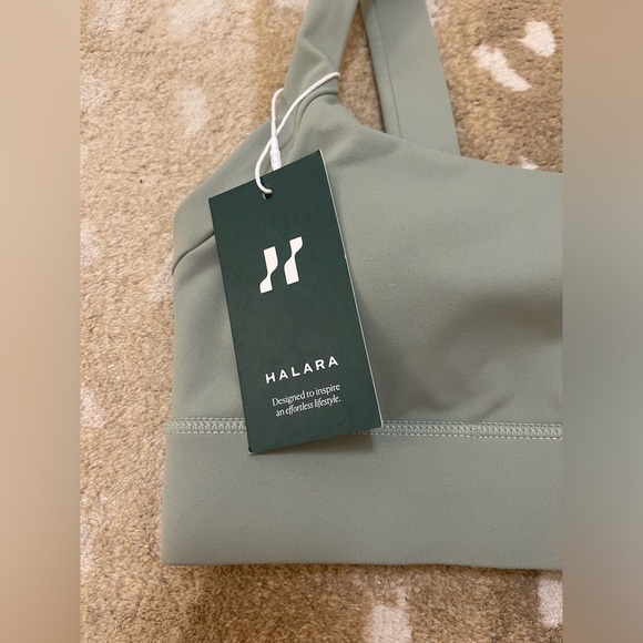 Halara NWT Sage green criss cross back padded sports bra women’s size small - Picture 3 of 5